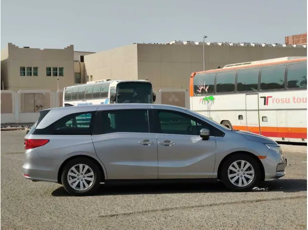 Car image 4