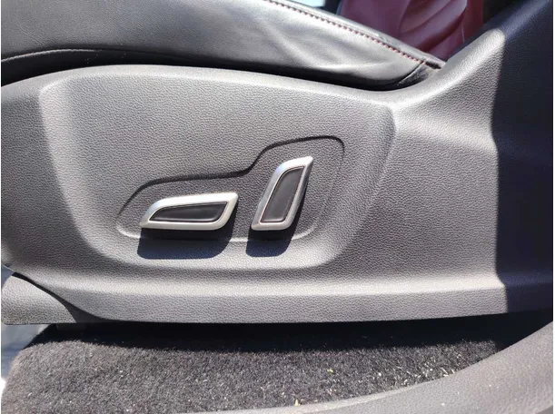 Car image 26