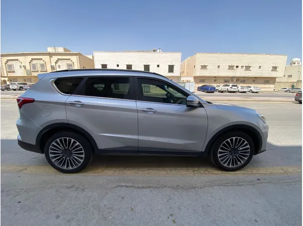 Car image 4