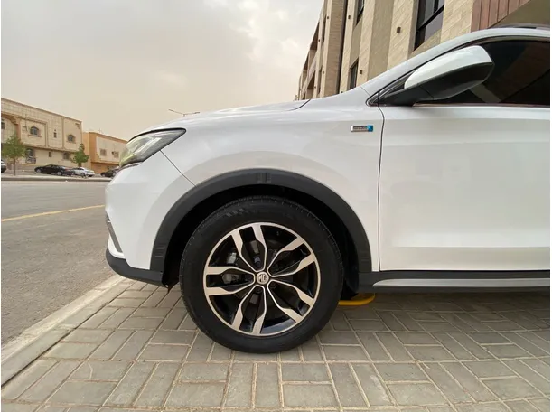 Car image 9