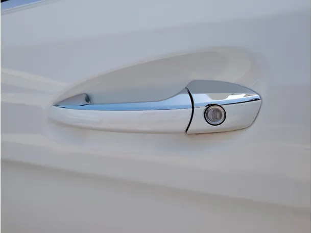 Car image 30