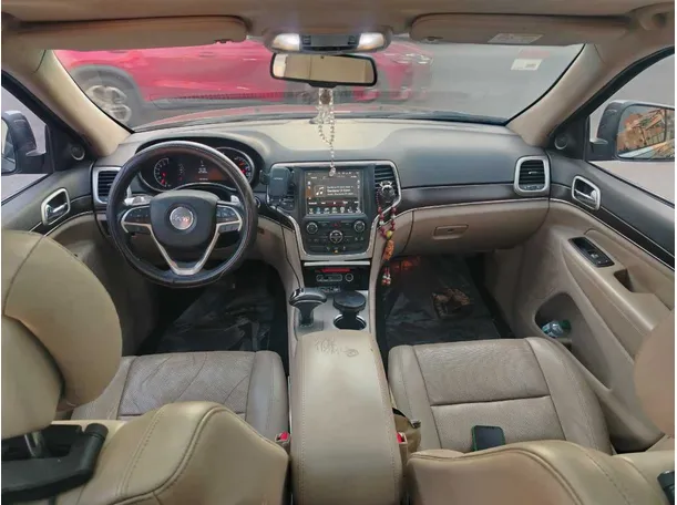 Car image 19
