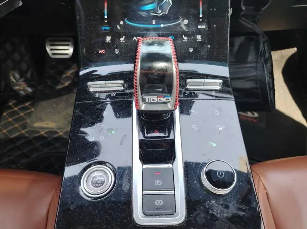 Car image 19