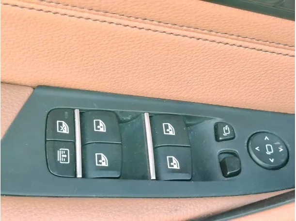Car image 27