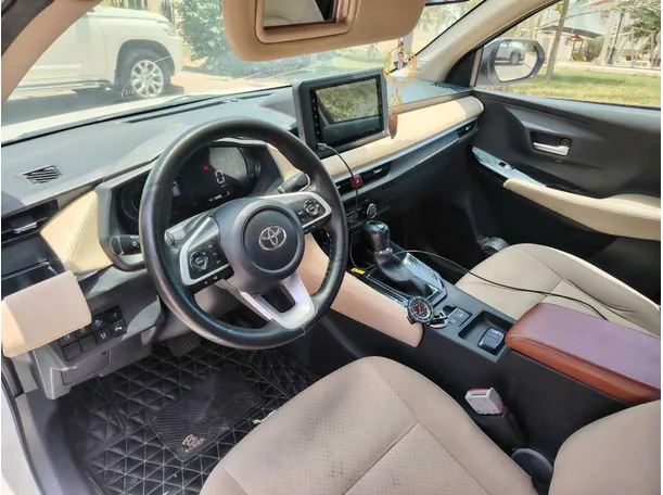 Car image 15