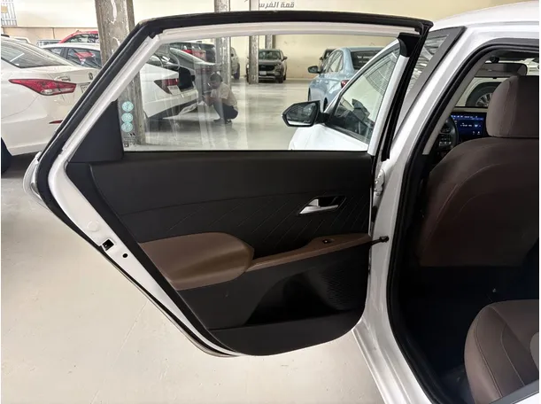 Car image 16