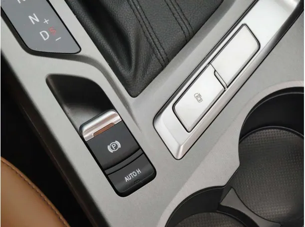 Car image 30