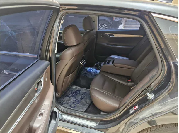 Car image 14