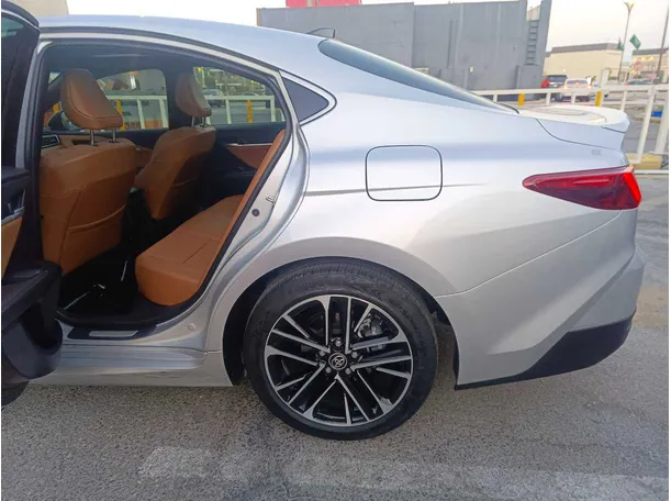 Car image 16