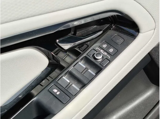 Car image 27