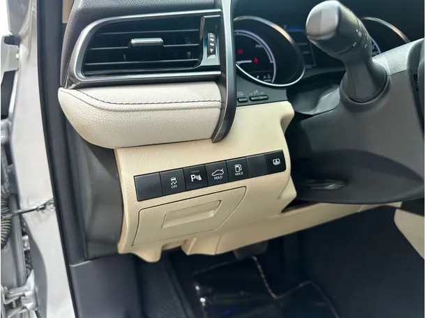 Car image 25