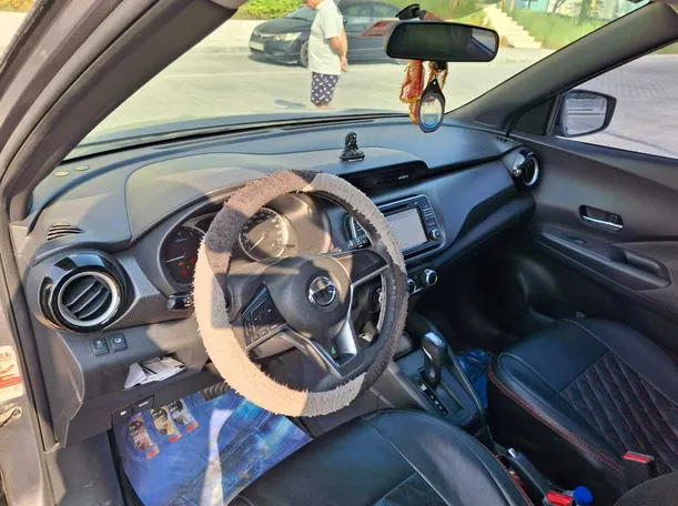 Car image 11