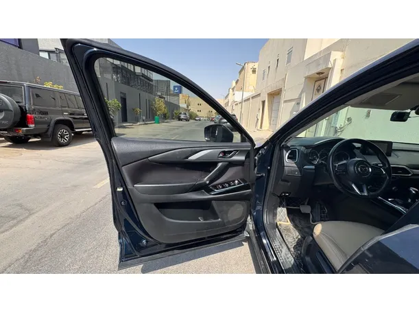 Car image 9