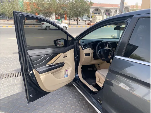 Car image 10