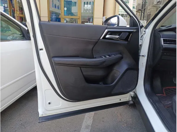 Car image 8
