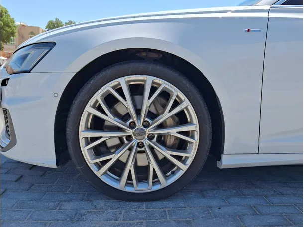 Car image 9