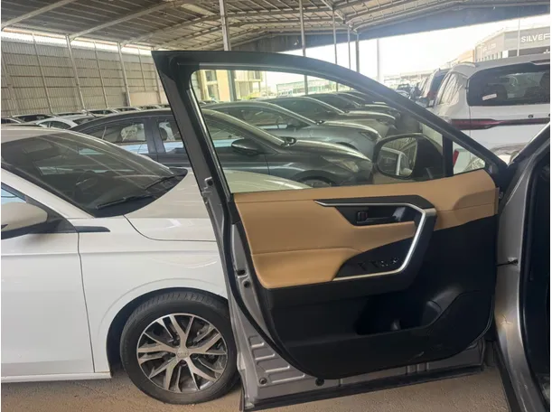 Car image 7
