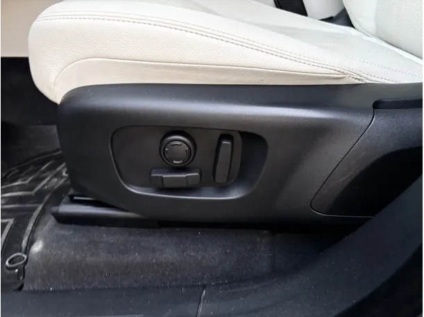 Car image 29