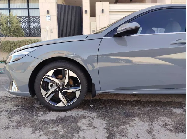 Car image 9