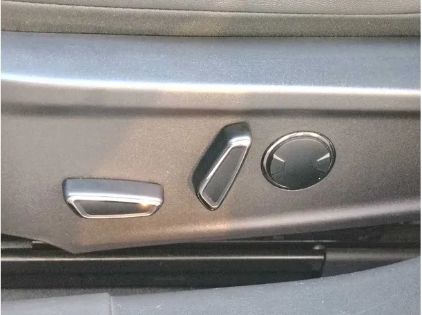 Car image 30