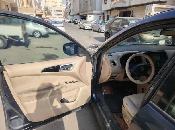 Car image 12