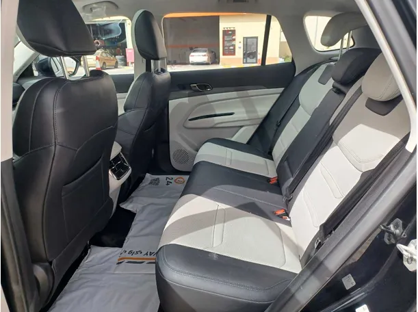 Car image 16