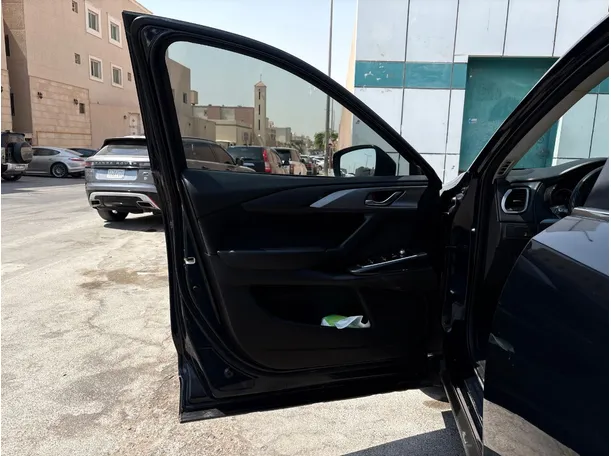 Car image 10
