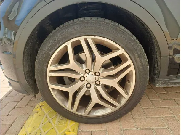 Car image 9
