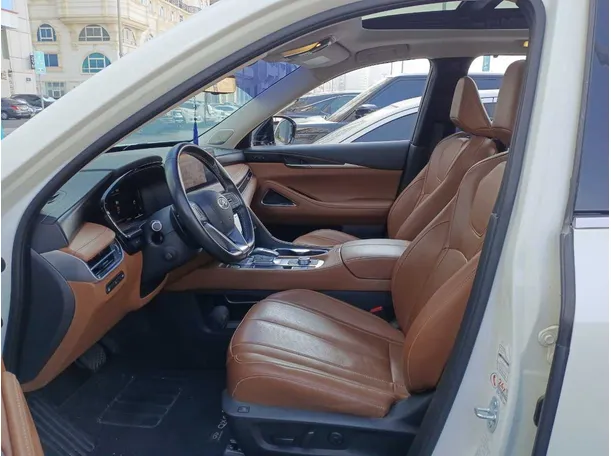Car image 12