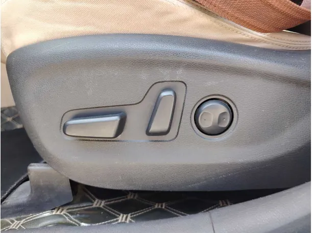 Car image 26