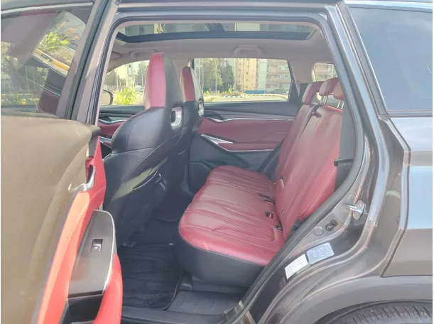 Car image 14