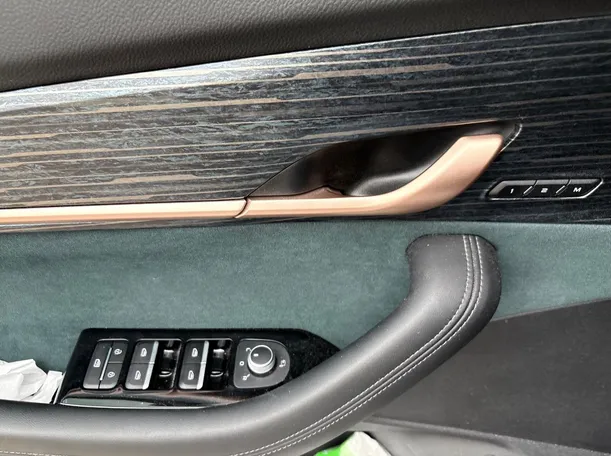 Car image 27