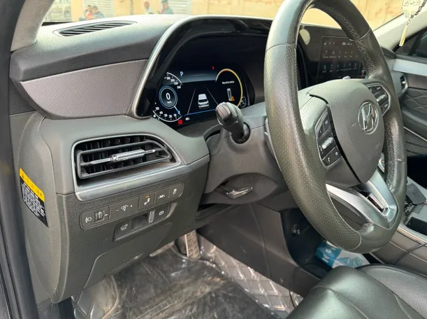 Car image 12