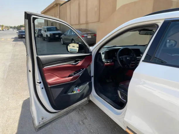 Car image 10