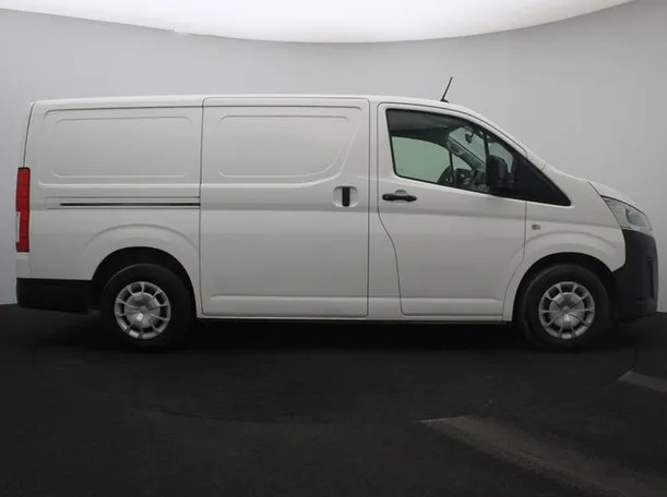 Car image 13