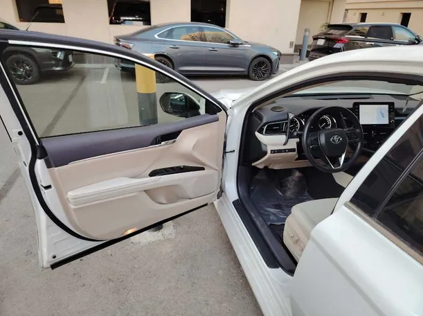 Car image 12