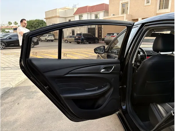 Car image 14