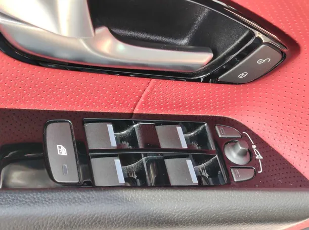 Car image 30