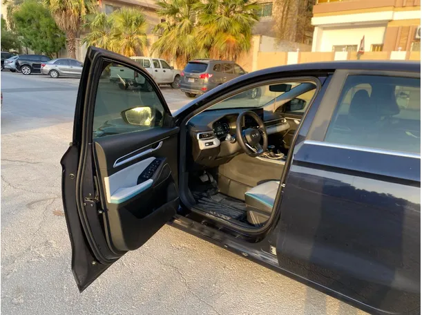 Car image 10