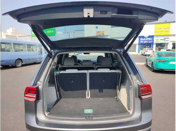 Car image 26