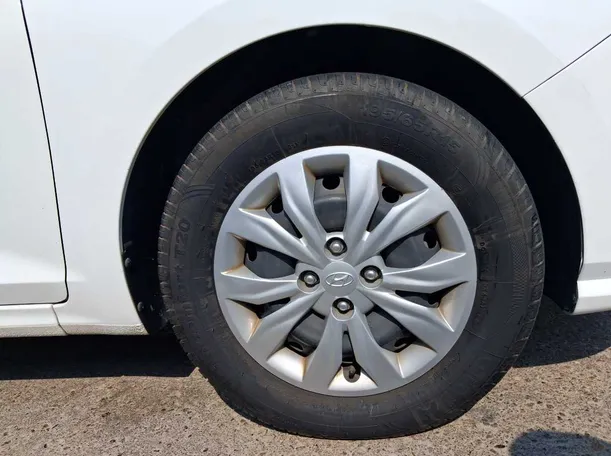 Car image 9