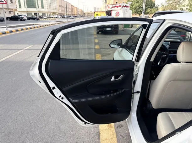 Car image 14