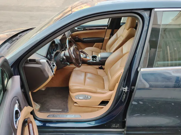 Car image 12