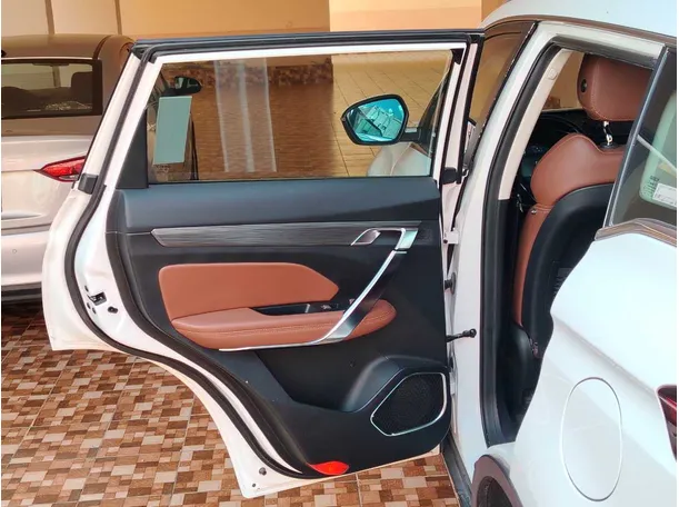 Car image 14