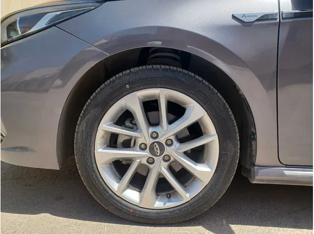 Car image 9