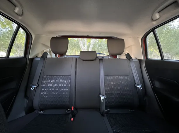 Car image 12
