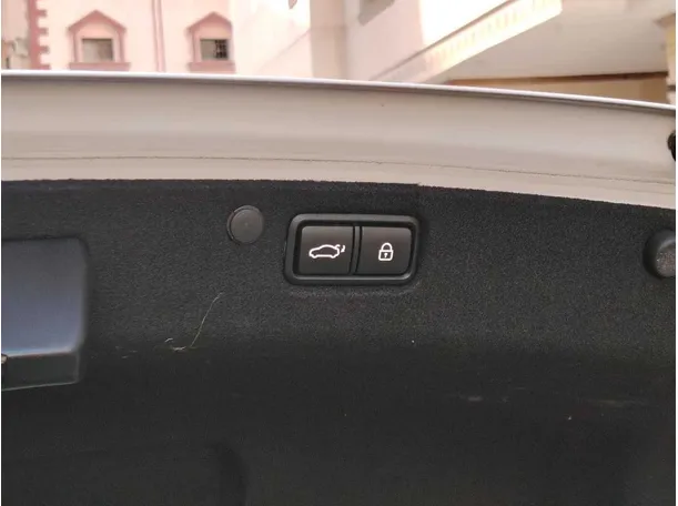 Car image 28