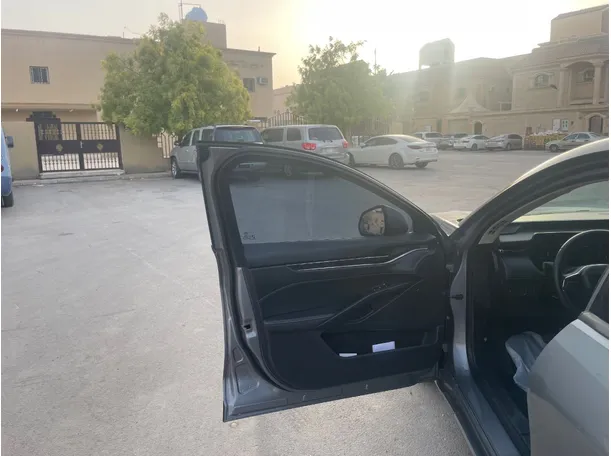 Car image 10