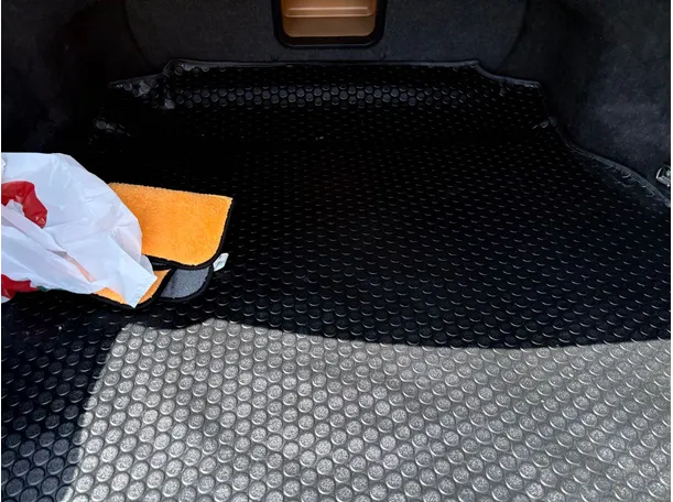Car image 26