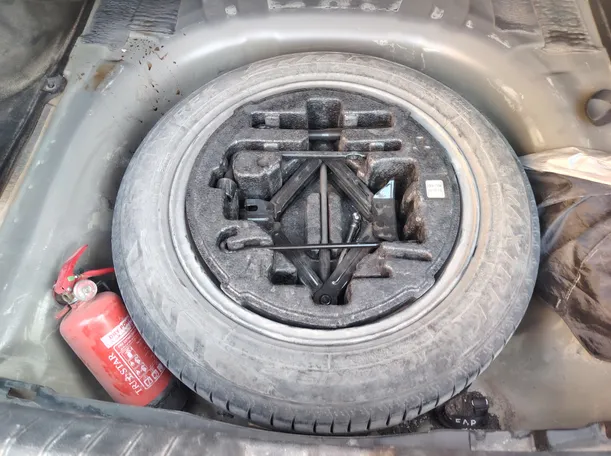 Car image 28